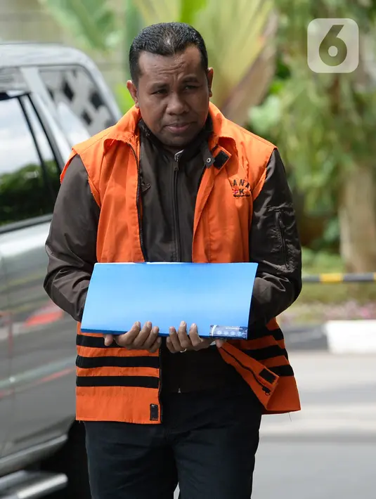 Kepala Bagian Unit Layanan Pengadaan nonaktif Sanadjihitu Sangadji tiba di Gedung KPK, Jakarta, Senin (17/2/2020). Sanadjihitu Sangadji diperiksa sebagai tersangka terkait dugaan menerima suap proyek infrastruktur di Dinas PUPR Kabupaten Sidoarjo. (merdeka.com/Dwi Narwoko)