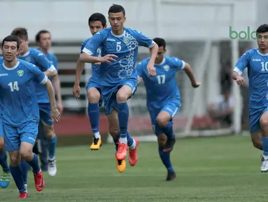 Para pemain Uzbekistan melakukan pemanasan saat uji coba lapangan di Stadion Pakansari, Bogor, (26/4/2018). Uzbekistan merupakan salah satu tim yang akan mengikuti ajang PSSI Anniversarry Cup 2018. (Bola.com/Nick Hanoatubun)