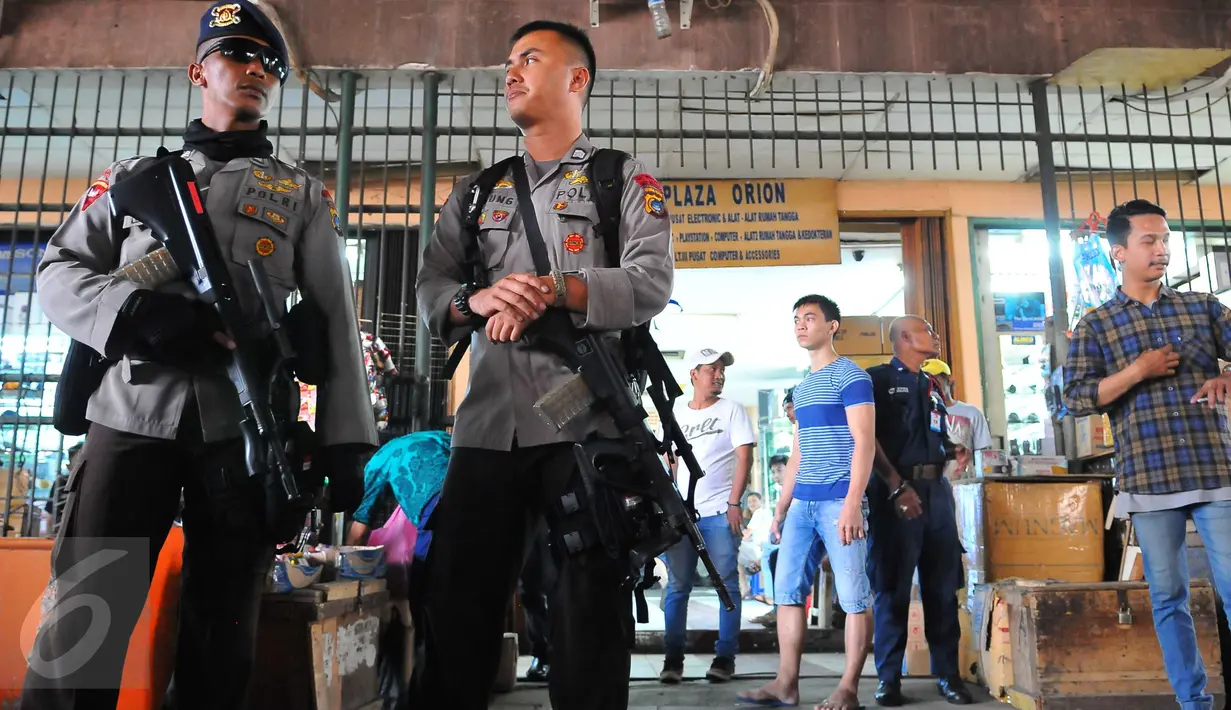 Personel kepolisian bersenjata lengkap disiagakan di pusat perbelanjaan kawasan Glodok, Jakarta Barat, Jumat (4/11). Pengamanan ketat dilakukan guna mengantisipasi peristiwa yang tidak diinginkan terkait demonstrasi Ormas Islam (Liputan6.com/Angga Yuniar)