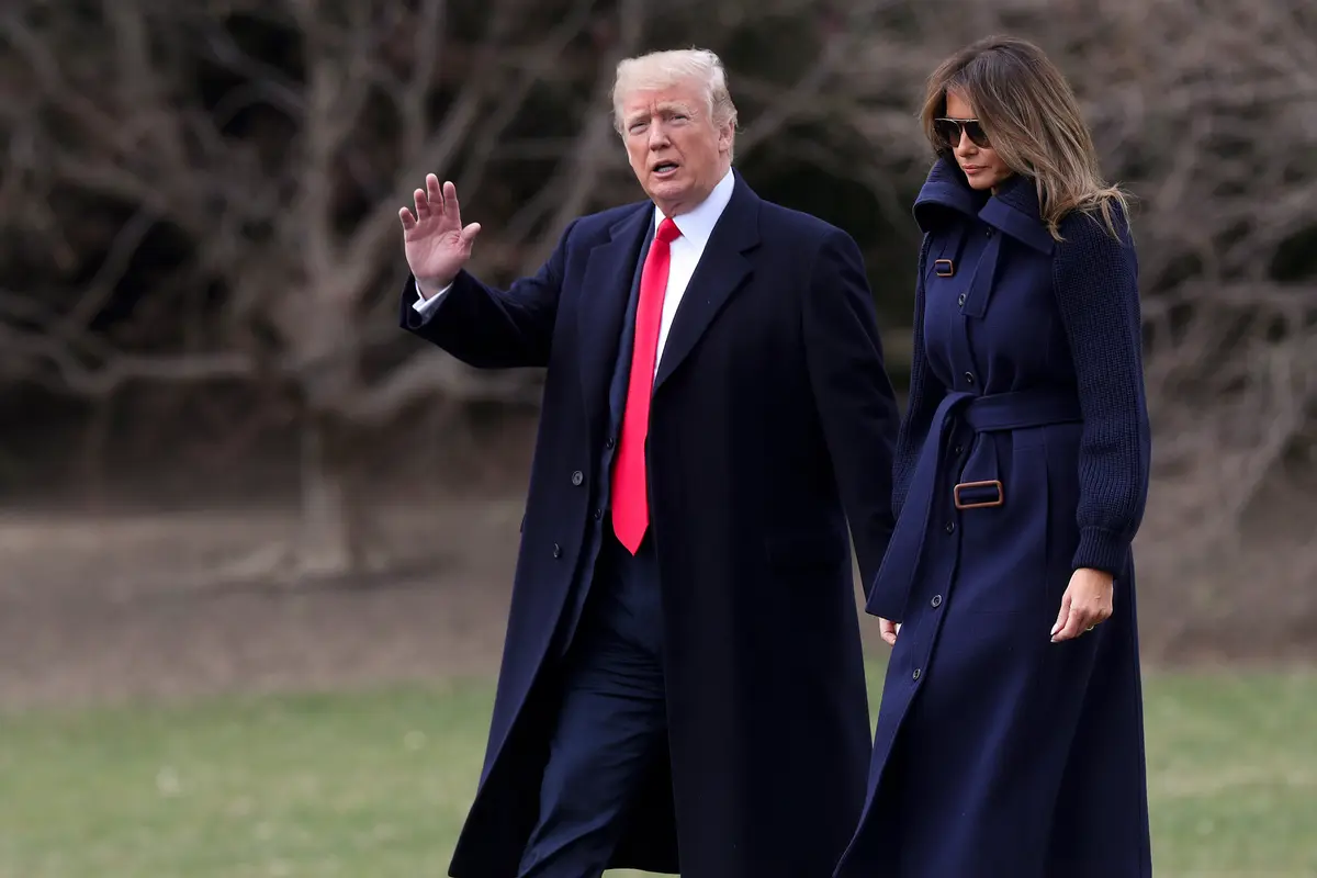 Melania Trump Hampir Terjatuh