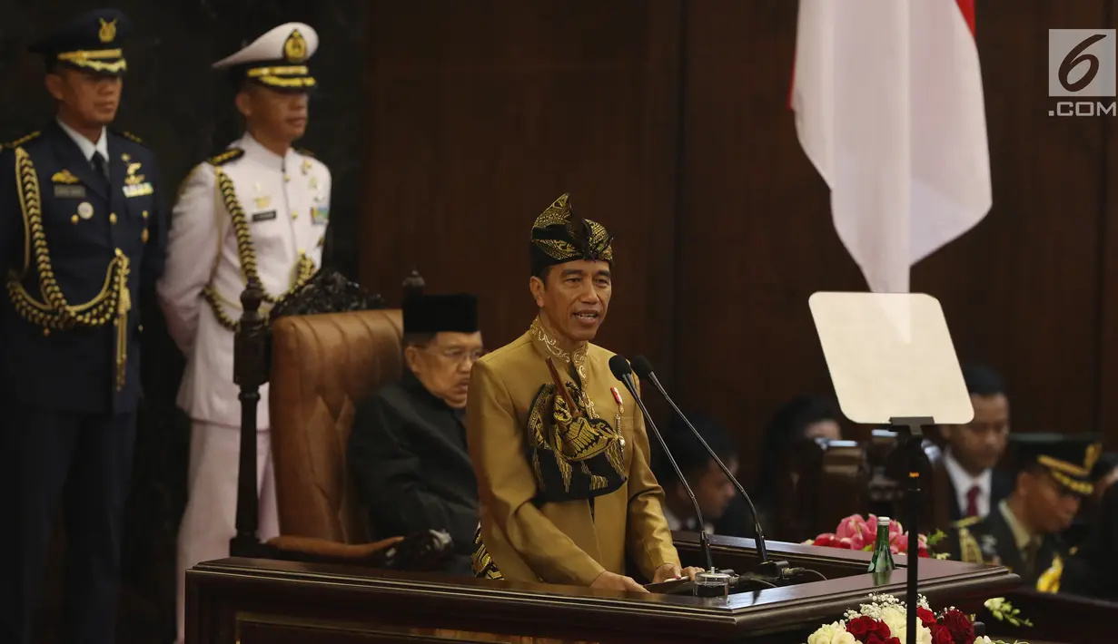 Presiden Joko Widodo dengan baju adat suku Sasak NTB menyampaikan pidato kenegaraan dalam Sidang Bersama DPD-DPR di Kompleks Parlemen, Senayan, Jakarta, Jumat (16/8/2019). Setelah sidang tahunan MPR 2019 berakhir, agenda berlanjut ke sidang bersama DPD-DPR. (Liputan6.com/Johan Tallo)