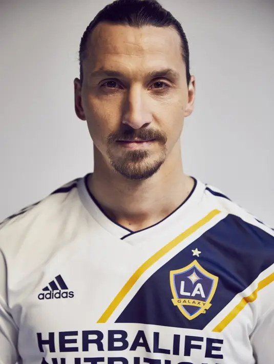 Penyerang baru LA Galaxy, Zlatan Ibrahimovic berpose dalam seragam klub barunya saat pemotretan pada 23 Maret 2018. Ibrahimovic diketahui pernah berkarier di Swedia, Belanda, Italia, Spanyol, Prancis, dan Inggris. (Jon Shard/LA Galaxy via AP)