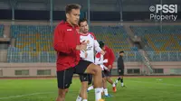 Pemain Timnas Indonesia, Egy Maulana Vikri (kiri) dan Thom Haye melakukan pemanasan saat latihan menjelang laga Kualifikasi Piala Dunia 2026 melawan China yang berlangsung di Stadion Qingdao Tiantai, China pada Minggu (13/10/2024) malam waktu setempat. (Dok. PSSI)