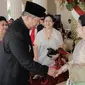 Presiden keenam RI Susilo Bambang Yudhoyono bersalaman dengan Presiden kelima RI Megawati Soekarnoputri (Anung Anindhito)