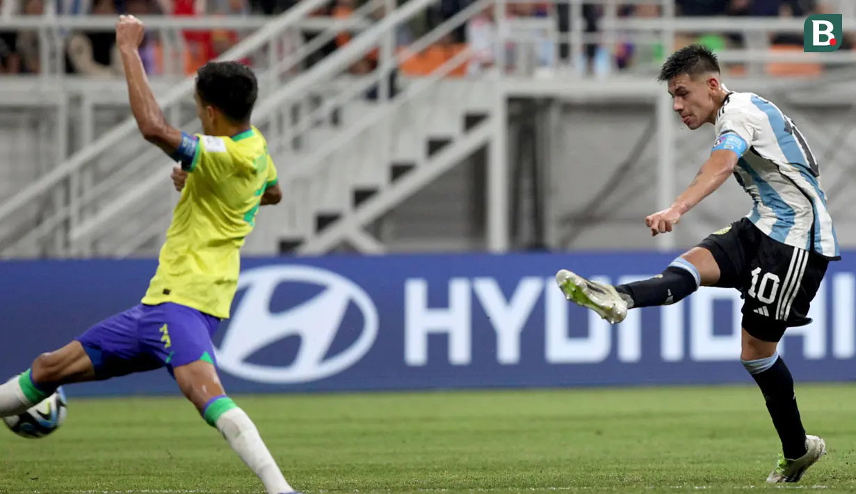 <p>Pemain Timnas Argentina U-17, Claudio Echeverri (kanan),&nbsp;menendang bola yang membuahkan gol ke gawang Brasil U-17 dalam pertandingan perempat final Piala Dunia U-17 2023 yang berlangsung di Jakarta International Stadium, Jumat (24/11/2023). (Bola.com/Arief Bagus)</p>