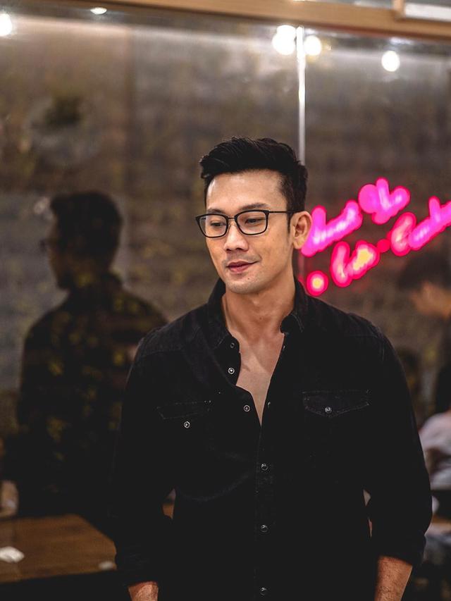 FOTO: Gaya Kasual Danny Sumargo Saat Kenakan Kacamata, Manly Banget