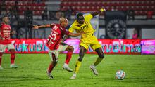 Bek kanan Bali United Novri Setiawan berduel dengan penyerang Persik Flavio Silva dalam lanjutan pekan ketujuh BRI Liga 1 2023/2024 di Stadion Kapten I Wayan. (Bola.com/Alit Binawan)