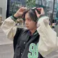 Jaket baseball sangat cocok dikenakan oleh member JKT48 yang jadi center Flying High ini. Ia terlihat kece dengan outfit seperti itu ditambah aksesoris kacamata yang ia kenakan. Zee yang cantik kece ini berhasil bikin para penggemarnya terpesona. (Liputan6.com/IG/@jkt48.zee)