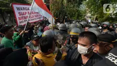 Polisi terlibat saling dorong dengan warga saat melakukan eksekusi lahan rumah warga Kelurahan Pulogebang RT 20 RW 06 (dahulu RT 08/RW 06) di Jakarta, Selasa (8/6/2021). Eksekusi lahan tersebut berakhir ricuh. (merdeka.com/Imam Buhori)
