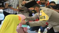 Kepala Polres Malang Kota, Kombes Pol Leonardus Simarmata membagikan masker ke santri di salah satu pondok pesantren di Kota Malang (Timsus M1)