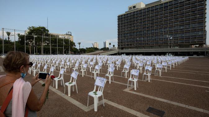 Seribu kursi yang melambangkan jumlah kematian COVID-19 diletakkan di Rabin Square, Tel Aviv, Senin (7/9/2020). Kasus COVID-19 di Israel terus bertambah hingga membuat pemerintah setempat memberlakukan jam malam untuk mengantisipasi meningkatnya kasus virus corona. (AP Photo/Sebastian Scheiner)