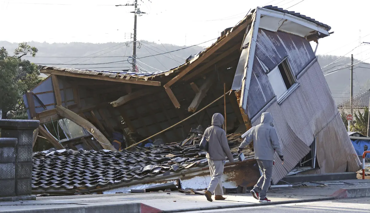 Setidaknya enam orang meninggal dunia akibat gempa besar yang berpusat di Semenanjung Noto di dekat Prefektur Ishikawa, Jepang, menurut kantor berita nasional NHK. (Kyodo News via AP)