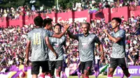 Pemain Persis saat merayakan gol ke gawang Persik Kediri. (Bola.com/Vincentius Atmaja)