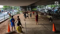 Anak-anak bermain sepak bola di kolong jembatan layang Tanah Abang, Jakarta, Kamis (15/11). Mereka memanfaatkan lahan kosong usai jam pulang sekolah. (Liputan6.com/Fery Pradolo)