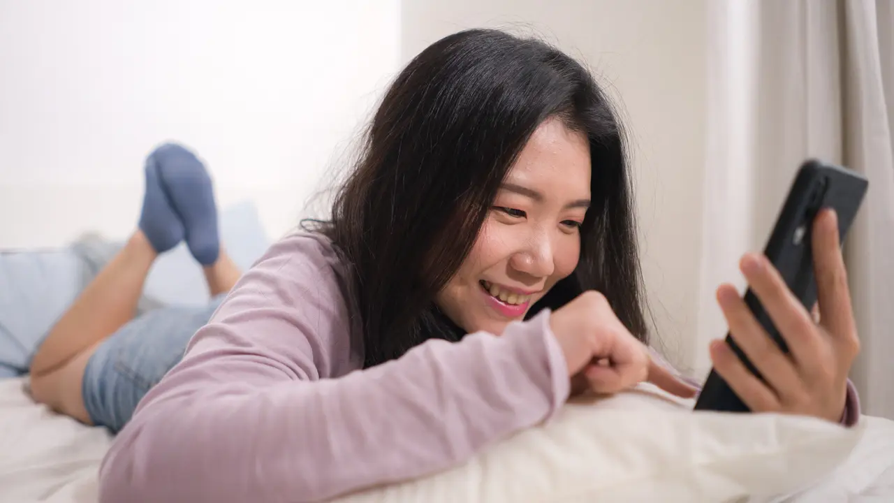 Seorang wanita muda menggunakan smartphone