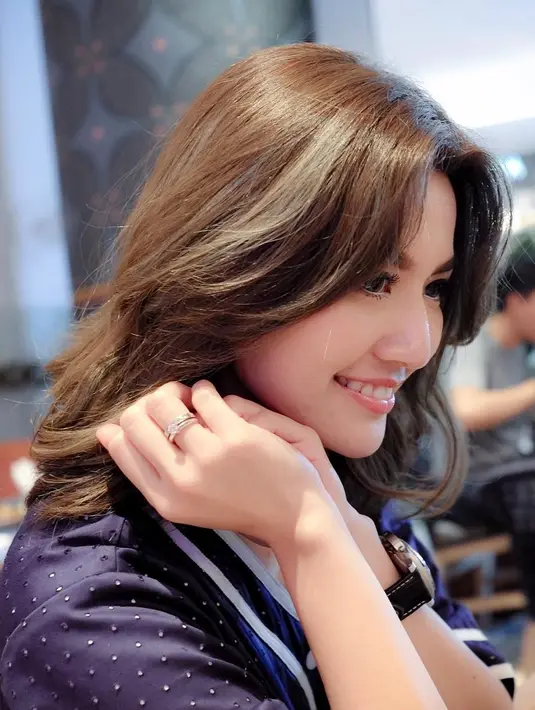 "Allah sudah baik sekali saya diberikan kesempatan banyak sekali di dunia seni, sekarang di dunia kesehatan. Betul fokusnya ada yang berubah, prioritas ada yang berubah, tapi dalam hati saya dunia seni tetap selalu ada," ujar Asty. (Instagram/asty_ananta)