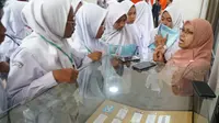 Puluhan siswa dari MAN 2 Sumedang mengunjungi ruang pamer BATAN Bandung. (Liputan6.com/Huyogo Simbolon)
