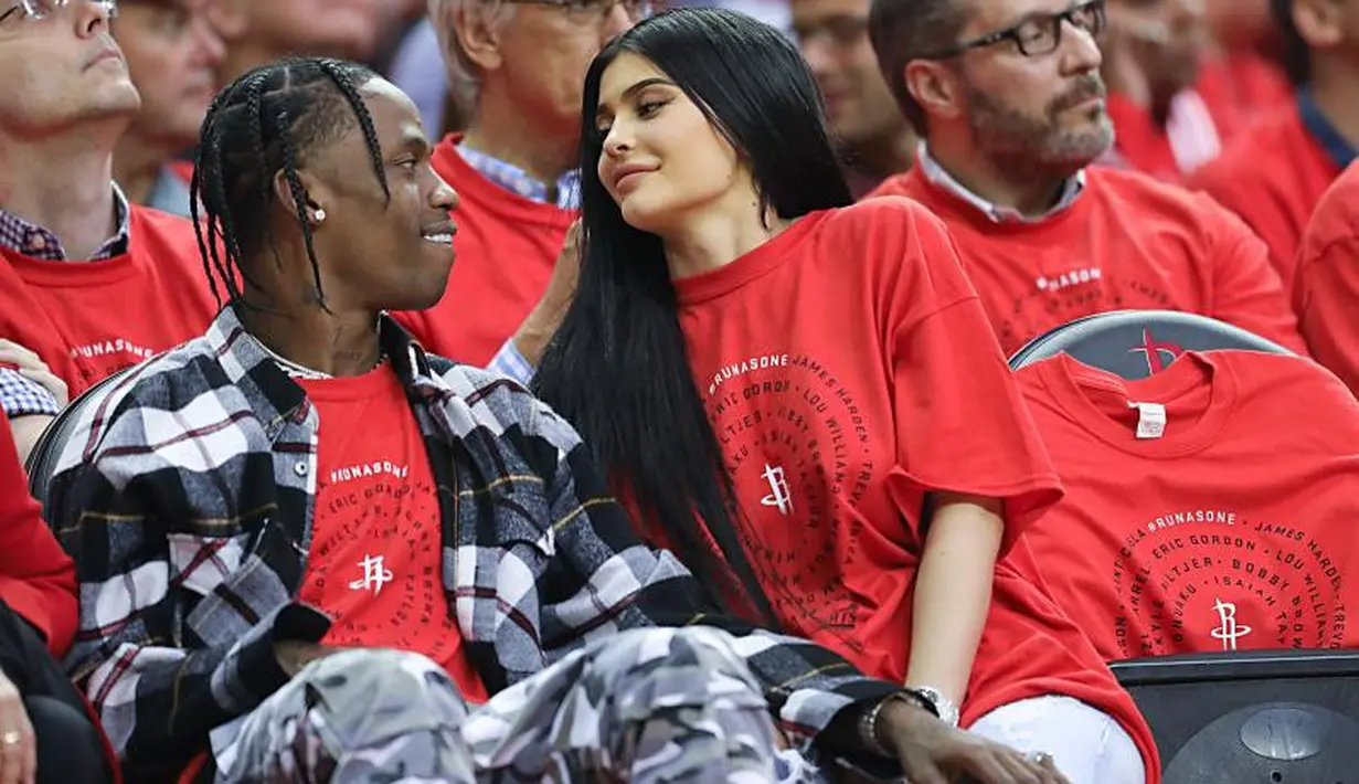 Kyle Jenner pun menolak. Hal tersebut dikarenakan ia ingin melakukan sesi foto dengan Travis Scott sementara kekasihnya tersebut tengah melakukan tur. (papercitymag)
