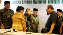 Ketua Umum PBNU KH Said Aqil Siroj bersama sejumlah tokoh lintas agama menyapa awak media usai menggelar konferensi pers di Jakarta, Jumat (15/12). (Liputan6.com/JohanTallo)