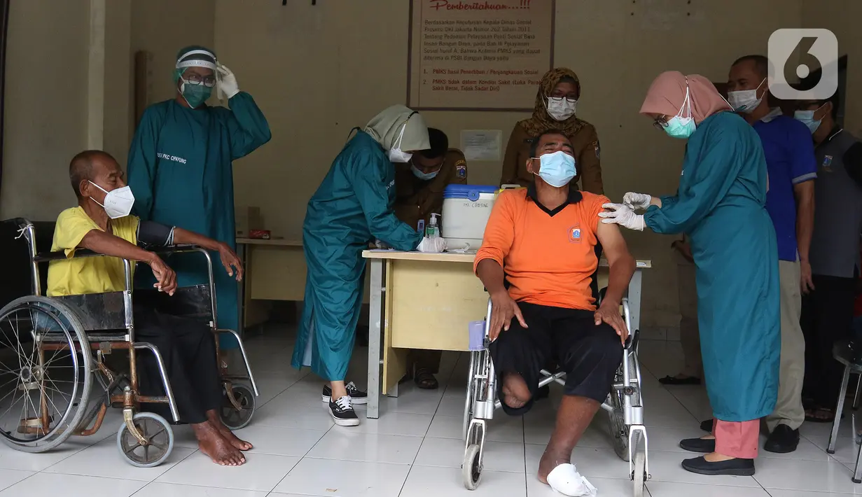 Tenaga kesehatan menyuntikan vaksin Covid-19 AstraZeneca kepada warga binaan sosial di Panti Sosial Bina Insan, Cipayung, Jakarta, Selasa (14/9/2021). Sebanyak 180 warga binaan sosial telah menerima vaksin Covid-19 dosis pertama dan kedua. (Liputan6.com/Herman Zakharia)