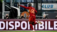 Striker Roma Romelu Lukaku merayakan golnya ke gawang Napoli dalam pertandingan Liga Italia di Stadion Olimpico, Minggu, 24 Desember 2023. (Tiziana Fabi / AFP)