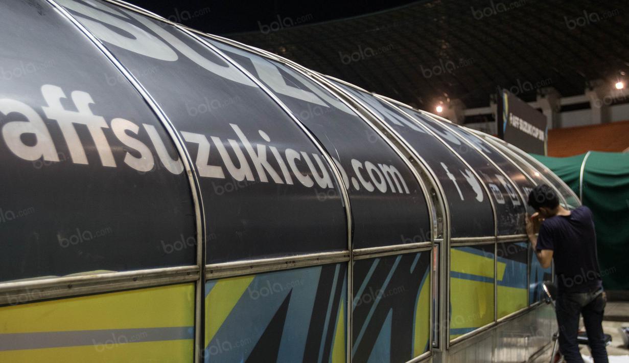 Pekerja menempelkan stiker saat persiapan jelang laga semifinal Piala AFF 2016 antara Timnas Indonesia melawan Vietnam di Stadion Pakansari, Jawa Barat, Jumat (3/12/2016). (Bola.com/Vitalis Yogi Trisna)