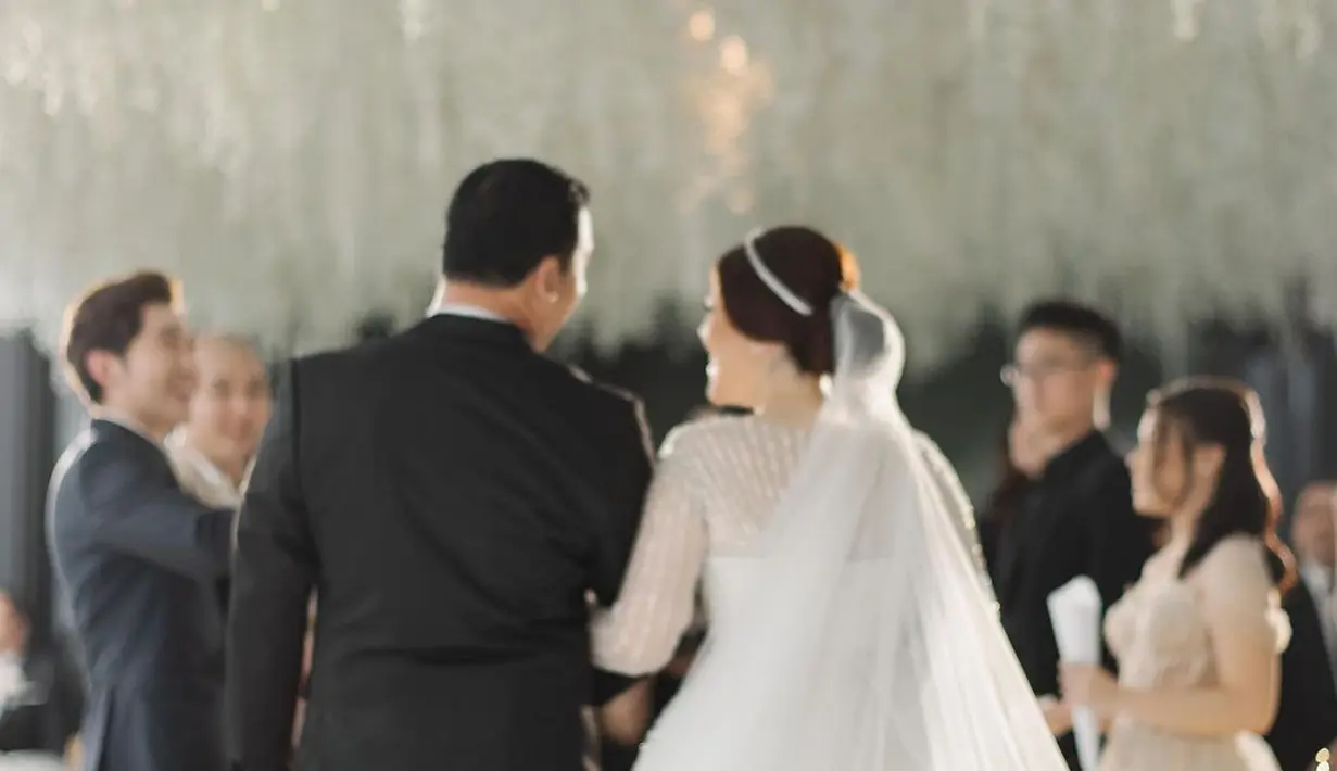 Tina Toon mengatakan dalam caption unggahan fotonya bahwa kabar pernikahannya baru disiarkan sekarang, karena banyaknya perubahan dalam rencana pernikahannya yang seharusnya diselenggarakan tahun lalu. Foto: Instagram.