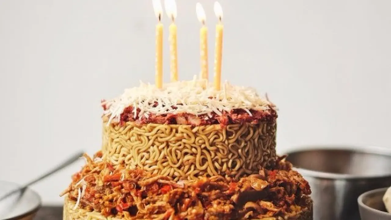 Kue Ulang Tahun dari Mi Goreng Ini Nge-Hits Abis, Minat?