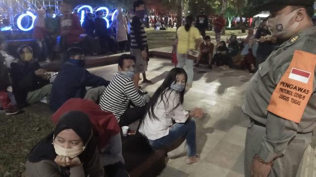 Petugas Satpol PP menegur warga yang tidak mengenakan masker di Alun-alun PurbaIingga, beberapa waktu yang lalu. (Foto: Liputan6.com/Istimewa/Rudal Afgani)