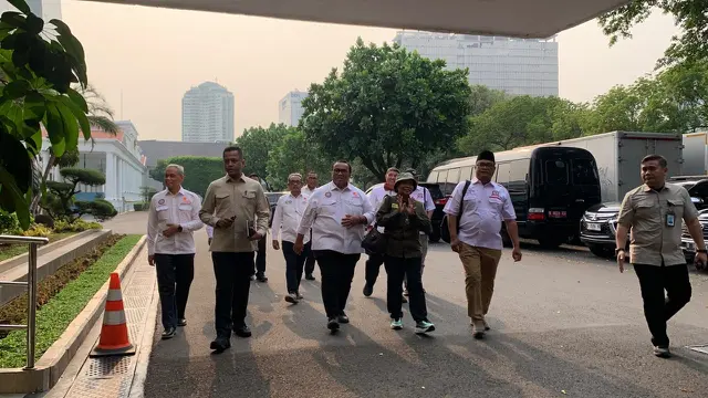 Kepala Staf Kepresidenan (KSP) Listyo Sigit Prabowo menerima perwakilan 13 kelompok buruh  di Gedung Bina Graha, Kompleks Istana Kepresidenan, Jakarta. (Liputan6/Lizsa Egeham)