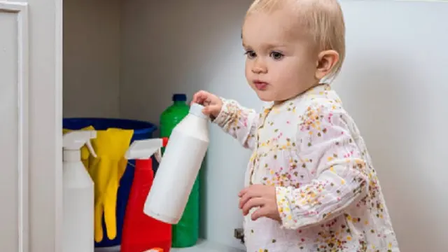 Ilustrasi zat-zat berbahaya yang mudah dijangkau anak-anak (iStock)