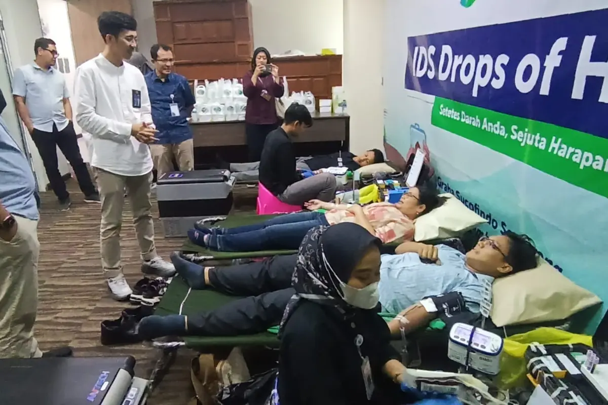 Karyawan dan manajemen BUMN ID Survey sedang melakukan donor darah dalam rangka ulang tahun perusahaan. Foto: Liputan6.com/ Felek Wahyu