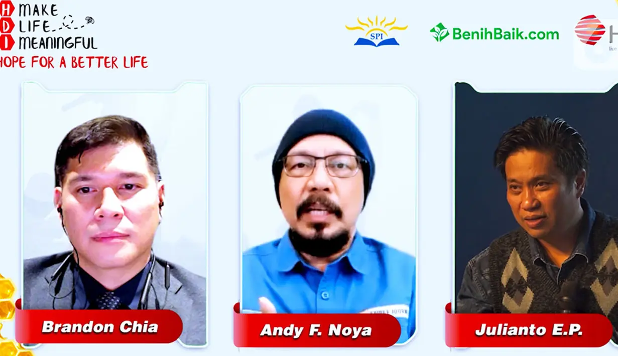 (ki-ka) CEO & Chairman HDI Brandon Chia, Founder BenihBaik.com  Andy F. Noya dan Top Leader HDI dan Founder Sekolah SPI Julianto Eka Putra pada acara program HDI Make Life Meaningful yang mencanangkan donasi buku pendidikan untuk anak-anak panti asuhan. (Liputan6.com/Pool/WWCOM)
