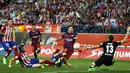 Pemain Barcelona, Lionel Messi, saat mencetak gol ke gawang Atletico dalam lanjutan La Liga Spanyol di Stadion Vicente Calderon, Madrid, Spanyol. Sabtu (12/9/2015). (Reuters/Javier Barbancho)