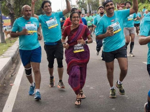 Jayanthi melakukan lari maraton dengan memakai sari/copyright boldsky.com