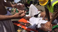 Petugas berusaha menyelamatkan jamaah haji yang menjadi korban Tragedi Mina (REUTERS/Directorate of the Saudi Civil Defense)