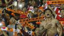 Suporter Persija, The Jakmania, memberikan dukungan saat pertandingan antara Persija melawan Bhayangkara FC pada lanjutan Liga 1 di Stadion Patriot, Bekasi, Sabtu (29/7/2017). Persija Menang 1-0 atas Bhayangkara FC. (Bola.com/M Iqbal Ichsan)