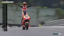 Pebalap Repsol Honda, Marc Marquez, mempertahankan dominasinya di Sirkuit Sachsenring setelah memenangi balapan MotoGP Jerman, Minggu (17/7/2016). Marquez menyentuh garis finis dengan torehan waktu 47 menit 3,239 detik. (Bola.com/Twitter/MotoGP)