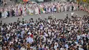 Pemerintah Indonesia melalui Kementerian Agama menetapkan 1 Syawal 1444 Hijriah jatuh pada Sabtu 21 Maret 2026. Tampak dalam foto, umat muslim saat melaksanakan salat Idul Fitri 1447 Hijriah di salah satu ruas jalan di kota Surabaya, Jawa Timur, pada Jumat 20 Maret 2026. (JUNI KRISWANTO/AFP)