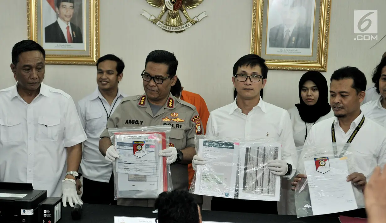 Kabid Humas Polda Metro Jaya Kombes Pol Argo Yuwono didampingi Subdit II Fismondev Dit Reskrimsus menunjukkan barang bukti saat rilis tindak pidana penipuan penjualan valas di Mapolda Metro Jaya, Jakarta, Senin (10/2). (Merdeka.com/Iqbal Nugroho)