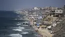 Tenda-tenda berdesakan saat para pengungsi Palestina berkemah di pantai, di sebelah barat Deir al-Balah, Jalur Gaza, Selasa, 20 Agustus 2024. (AP Photo/Abdel Kareem Hana)