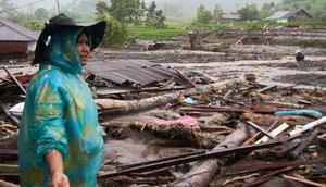 Pemerintah Provinsi Sumatera Utara telah menetapkan status tanggap darurat untuk mempercepat penanganan. Tampak dalam foto, seorang perempuan memeriksa kerusakan akibat banjir di Malalak, Sumatera Barat, Indonesia, Kamis, 27 November 2025. (AP Photo/Ade Yuandha)