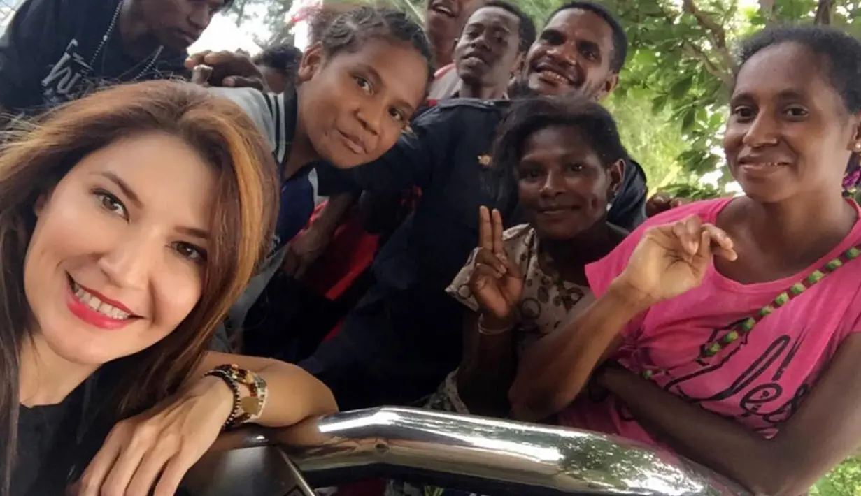 Tamara Bleszynski begitu bahagia saat berinteraksi dengan rakyat kecil. Dengan telaten, ia tampak memberi bantuan kepada orang yang membutuhkan. (Foto: instagram.com/tamarableszynskiofficial)