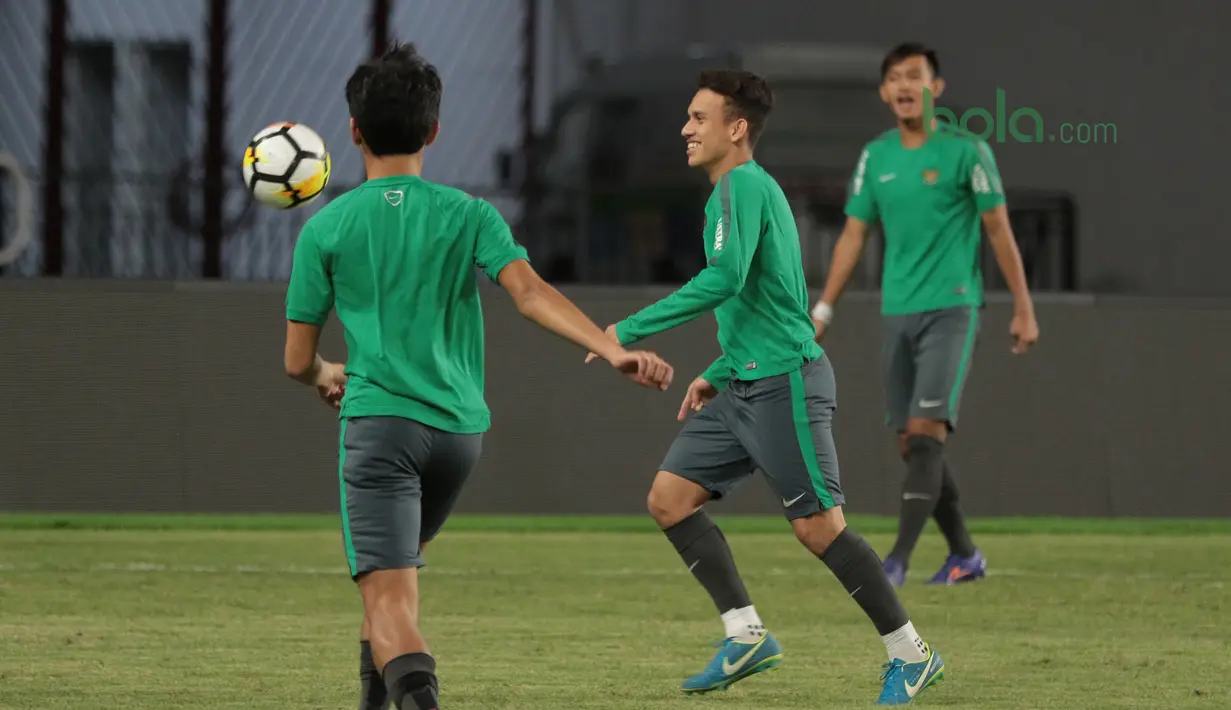 Egy Maulana Vikri berusaha mengamankan bola saat berlatih di Stadion Utama GBK, (24/3/2018). Laga tersebut merupakan persiapan Timnas U-19 ke Piala Asia 2018. (Bola.com/Nicklas Hanoatubun)