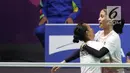 Ganda putri Indonesia, Della Destiara Haris/Rizki Amelia Pradipta mengembalikan kok ke arah pemain Korsel, Baek Hana/Kim Hyerin pada perempat final Bulutangkis Beregu Putri Asian Games 2018 di Jakarta, Senin (20/8). (Liputan6.com/Helmi Fithriansyah)