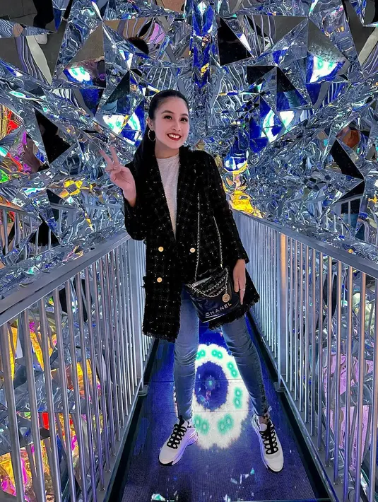 Sandra Dewi sering membagikan momen liburannya dan tak sedikit ia mengenakan blazer. Di foto ini misalnya, ia mengenakan kaus putih yang ditumpuknya dengan tweed blazer hitam dengan kancing emas besar, dipadunya dengan celana jeans dan sneakers putih. Foto: Instagram.
