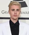 Solois muda hollywood kontroversial, Justin Bieber bikin ulah lagi. Bukan ulah mengunggah foto vulgarnya di akun instagram pribadi, namun kali ini Justin membuat onar dan membuat pria misterius di klub malam Houston minta ganti rugi. (AFP/Bintang.com)