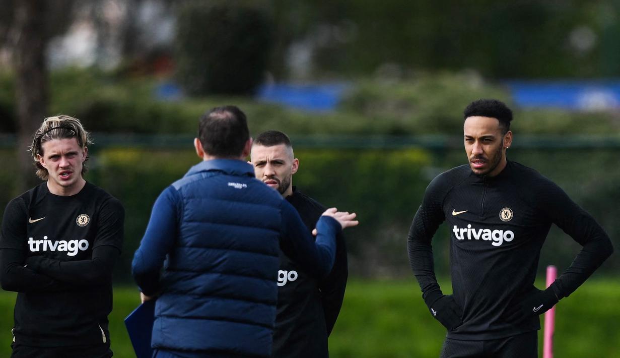 Pelatih Chelsea, Frank Lampard, memberikan arahan kepada anak asuhnya saat sesi latihan jelang laga Liga Champions melawan Real Madrid di London, (11/4/2023). Pertandingan yang akan digelar di markas Real Madrid, Stadion Santiago Bernabeu itu menjadi misi kebangkitan The Blues yang sedang mengalami keterpurukan di Liga Inggris. (AFP/Daniel Leal)