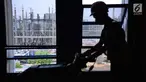 Petugas sedang membersihkan area di PLTGU Muara Karang, Jakarta, Rabu (21/3). ISS Indonesia memberikan layanan industrial cleaning kepada PT Pembangkitan Jawa Bali (PJB) Unit Pembangkit Muara Karang sejak awal 2016 . (Liputan6.com/Angga Yuniar)