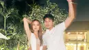Salah satu foto memperlihatkan Rangga Nattra mengangkat tangan kiri, seolah melambai ke arah kamera. Cinta Laura mengangkat kaki kanan dan tangan kanan mengusap rambutnya sendiri. Menyertai unggahan pada 11 September 2022, Rangga Nattra menulis status teks ringkas, “Angga Luna #Scandal2.” Ini merujuk pada nama karakter mereka di serial Scandal 2. (Foto: Dok. Instagram @rangganattra)
